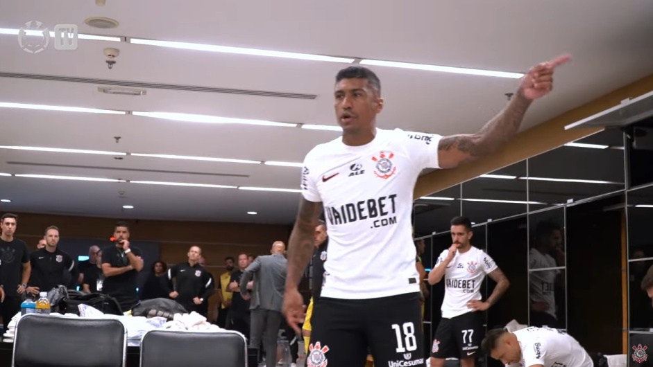 Paulinho roubou a cena nos bastidores da vitria do Corinthians sobre o Nacional