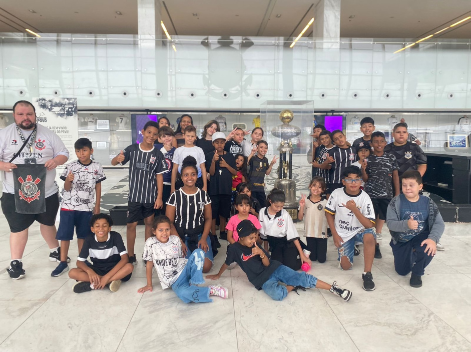 Crianas e adolescentes do CCA So Joo conheceram a Neo Qumica Arena nesta quinta-feira