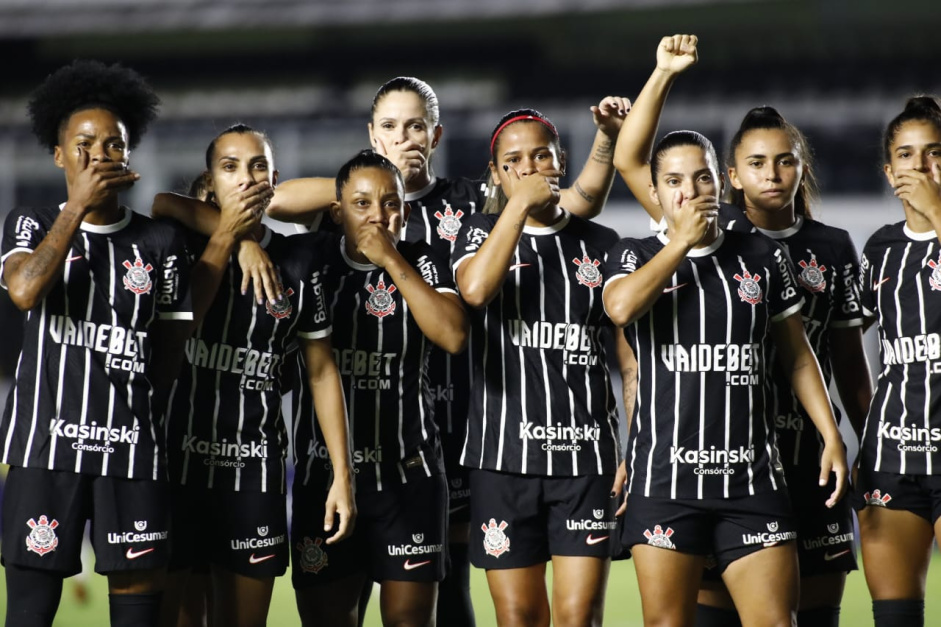 Jogadoras do Corinthians fazem protesto em aluso s denncias contra o treinador do Santos