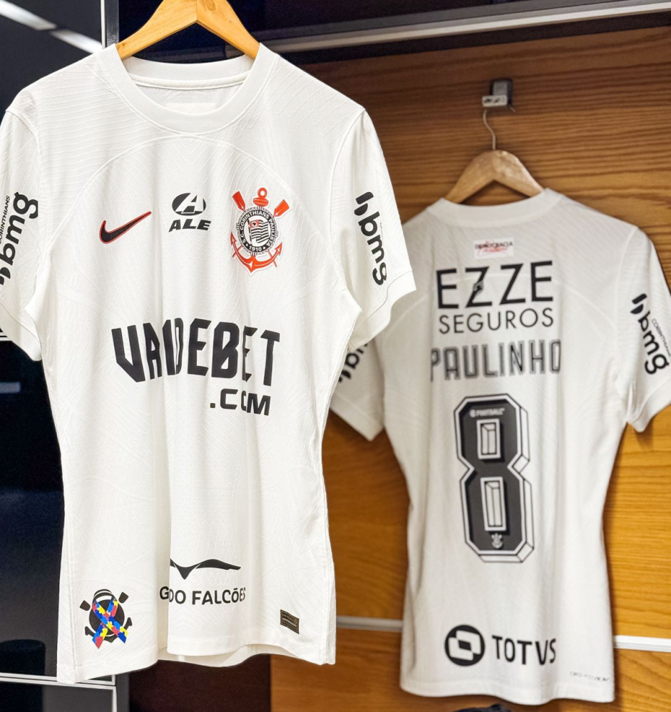 A TOTVS agora ostenta seu logo na barra debaixo da parte de trs da camisa do Corinthians