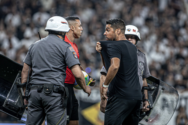 António Oliveira foi expulso na reta final do jogo entre Corinthians e Atlético-MG