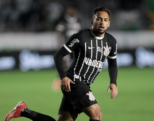 Maycon deixa o campo após sentir joelho e volta a ser preocupação no Corinthians