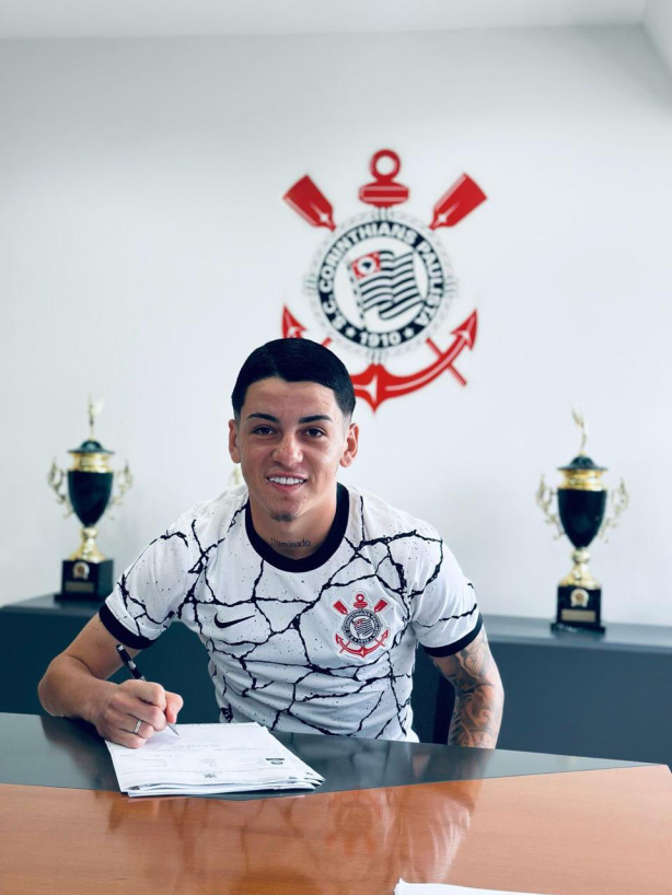 Bruno Xavier assinando com o Corinthians