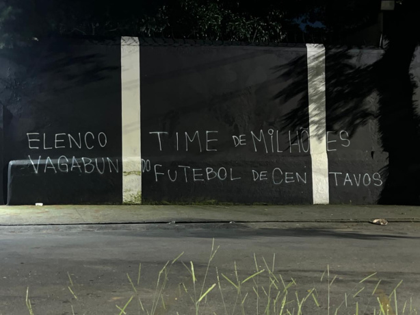 Muro do Parque São Jorge foi pichado na madrugada desta quarta-feira