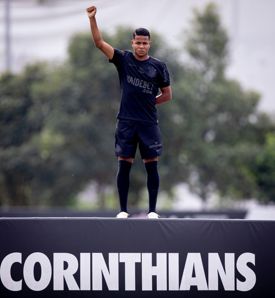 O Corinthians aposta no sucesso de camisa preta para potencializar os patrocinadores