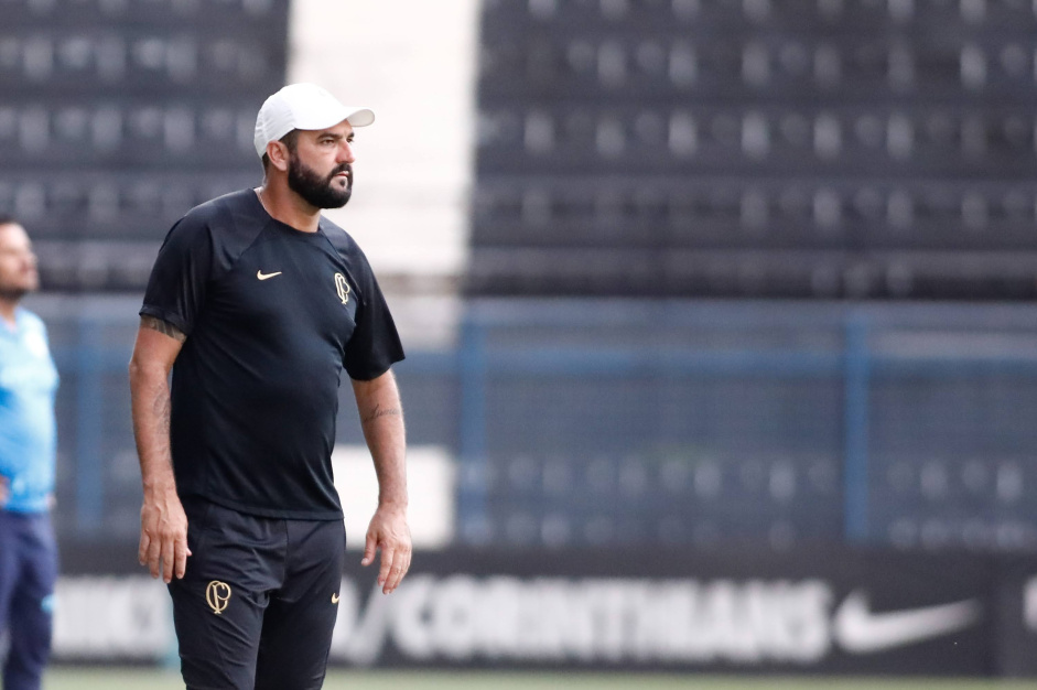 Danilo admite mudanas no time e mostra preocupao com desnimo em fase ruim do Corinthians Sub-20