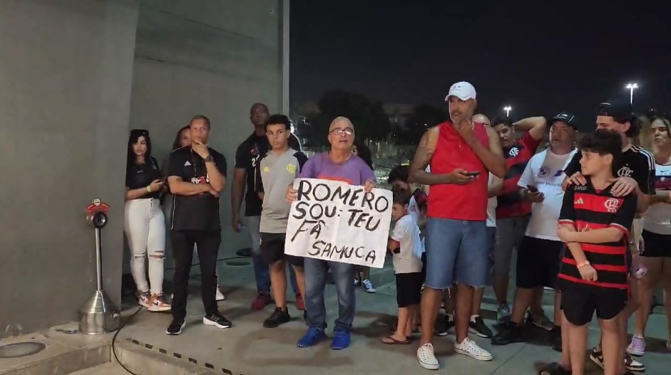Torcedor do Flamengo se declara e  atendido por Romero aps derrota do Corinthians