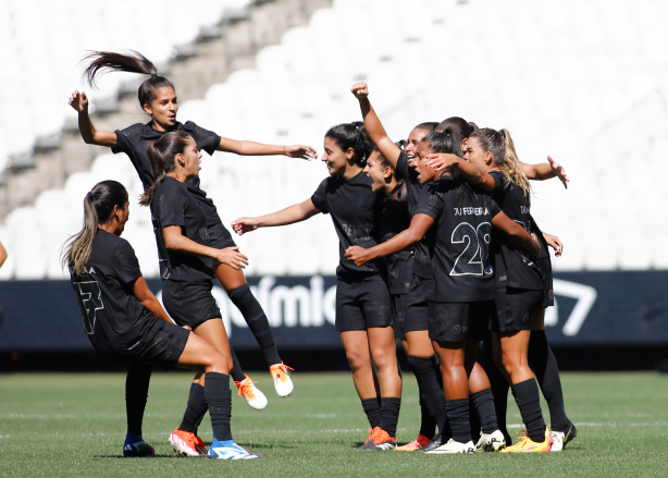 O Corinthians venceu o S�o Paulo de virada, j� nos acr�scimos do jogo, na Neo Qu�mica Arena