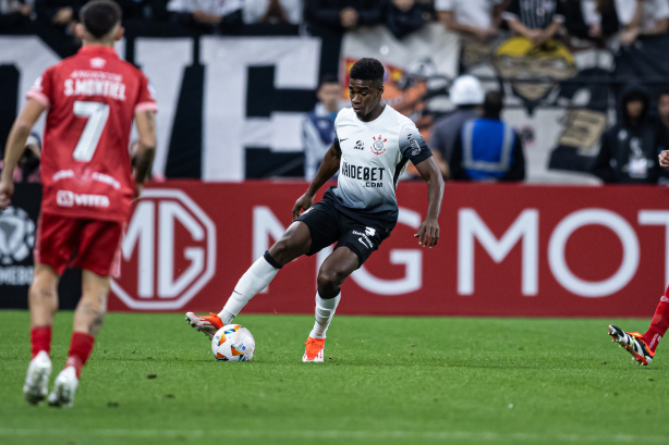 Félix Torres é substituído no intervalo e se torna preocupação para sequência do Corinthians