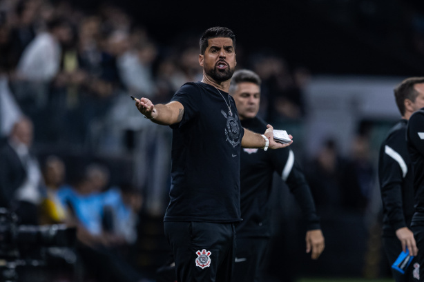 Ant�nio Oliveira rasga elogios a C�ssio e evita falar sobre poss�vel sa�da do goleiro