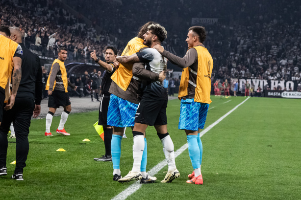 C�ssio e Yuri Alberto se abra�am ap�s gol do Corinthians sobre o Argentinos Juniors