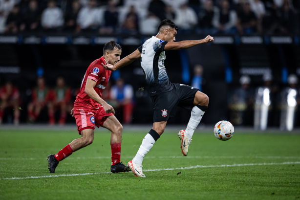 Fausto marca em meio a relação conturbada de Corinthians e Argentinos Juniors