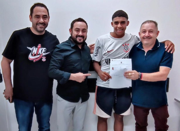 Gui Neg�o renovou com o Corinthians at� junho de 2027