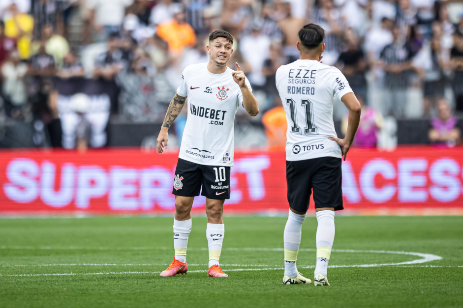Rodrigo Garro e Romero revezam as cobranas de falta do Corinthians