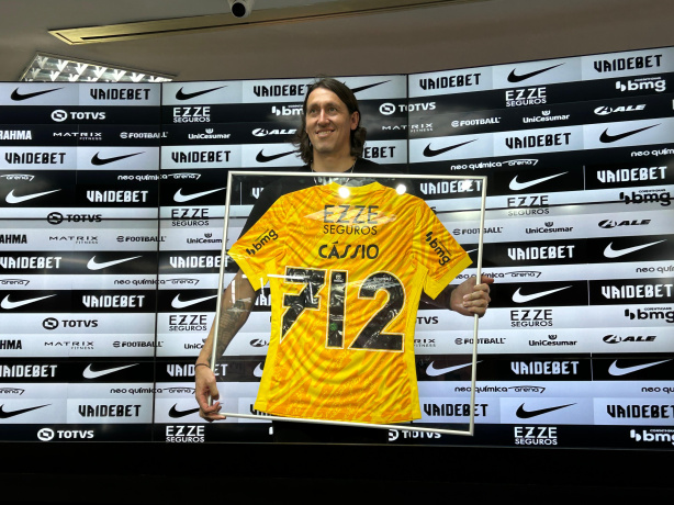 C�ssio segura uma placa com a camisa comemorativa aos seus 712 jogos pelo Corinthians