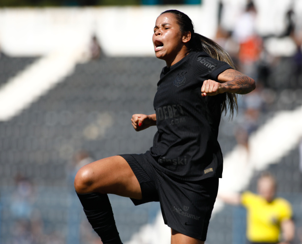 Vic Albuquerque comemora gol marcado contra o Real Bras�lia