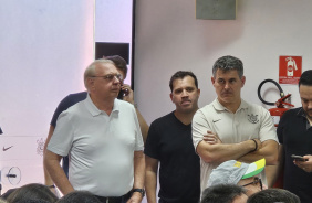 Igor Zveibrucker, amigo de Augusto Melo, entre Osmar Stabile, presidente interino, e Armando Mendona, vice do Corinthians
