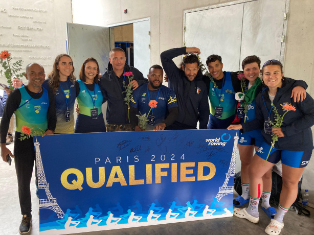 Alina Dumas (segunda da esquerda para direita) e sua equipe de Remo classificada para os jogos paraolímpicos