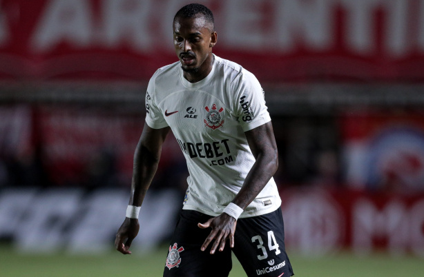 Duelo com o Argentinos Juniors foi o último de Raul Gustavo com a camisa do Corinthians; zagueiro deve sair do clube nos próximos dias