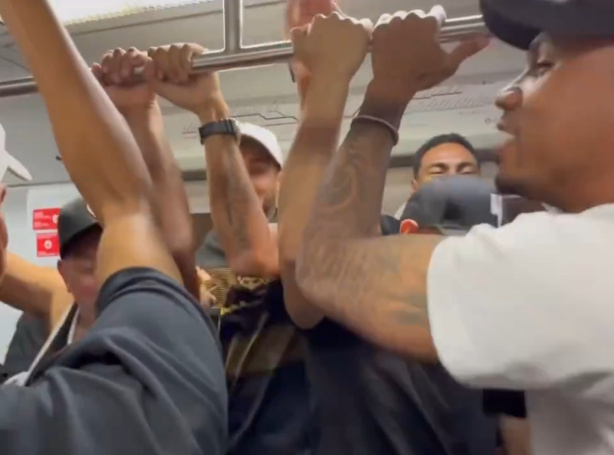 Gabriel Magalhães comemorou a vitória do Corinthians sobre o América-RN no metrô ao lado da Fiel