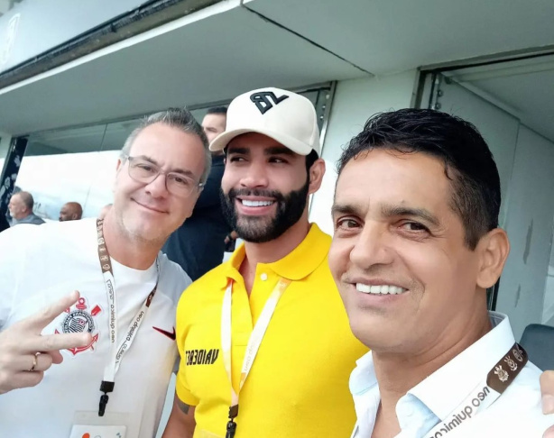 Sergio Moura (superintendente de marketing) e Marcelo Mariano (diretor administrativo) com o cantor Gusttavo Lima, embaixador da Vaidebet num dos camarotes da Neo Qu�mica Arena