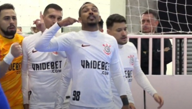 Igor Carioca marcou dois gols e deu assistência para Deives marcar o terceira na vitória do Timão em Santa Catarina