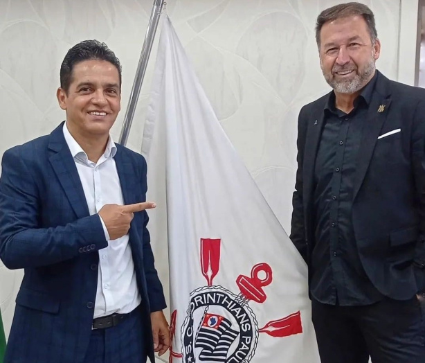 Marcelo Mariano, conhecido como Marcelinho no Parque S�o Jorge, � o atual diretor administrativo do Corinthians; sua manuten��o com aval de Augusto Melo fez o diretor jur�dico Yun Ki Lee pedir desligamento