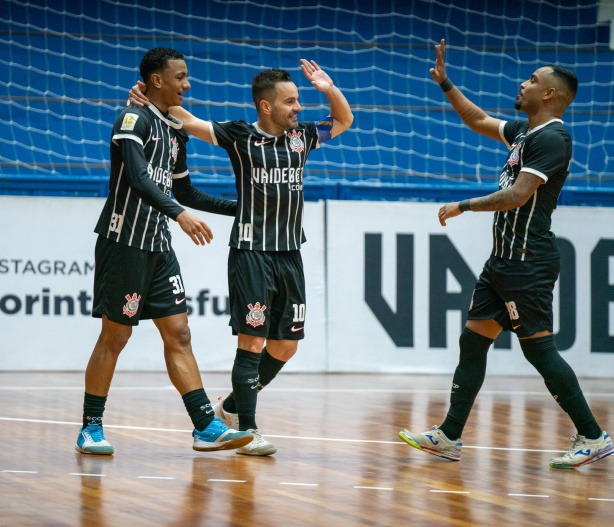 Corinthians bate o Blumenau com tranquilidade e engata segunda vitória consecutiva na LNF