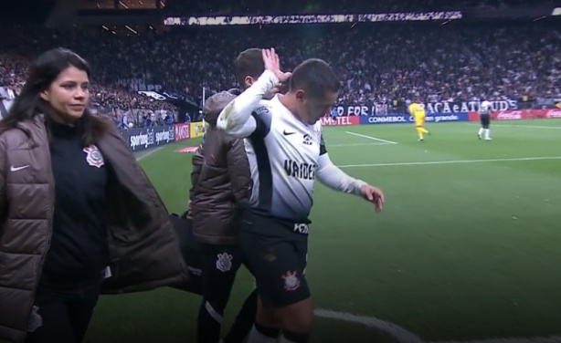 Fagner deixa o gramado com dores na coxa e vira preocupação no Corinthians