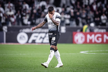 Paulinho se emociona em despedida do Corinthians