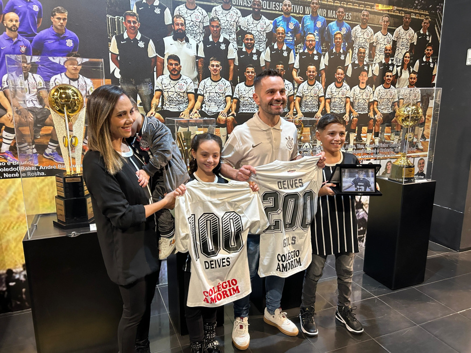dolo do Corinthians Futsal recebe homenagem aps alcanar marca de 200 gols pelo clube