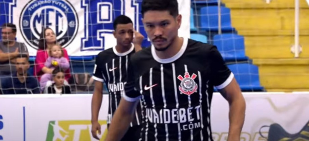 Corinthians disputa partida da LNF com logo de ex-patrocinador estampado no uniforme