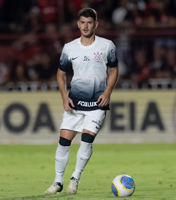 Corinthians sofre com erros individuais e cede empate ao Atlético-GO no Brasileirão