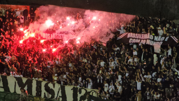 Torcida do Corinthians protesta contra preço de ingressos em partida contra o Internacional