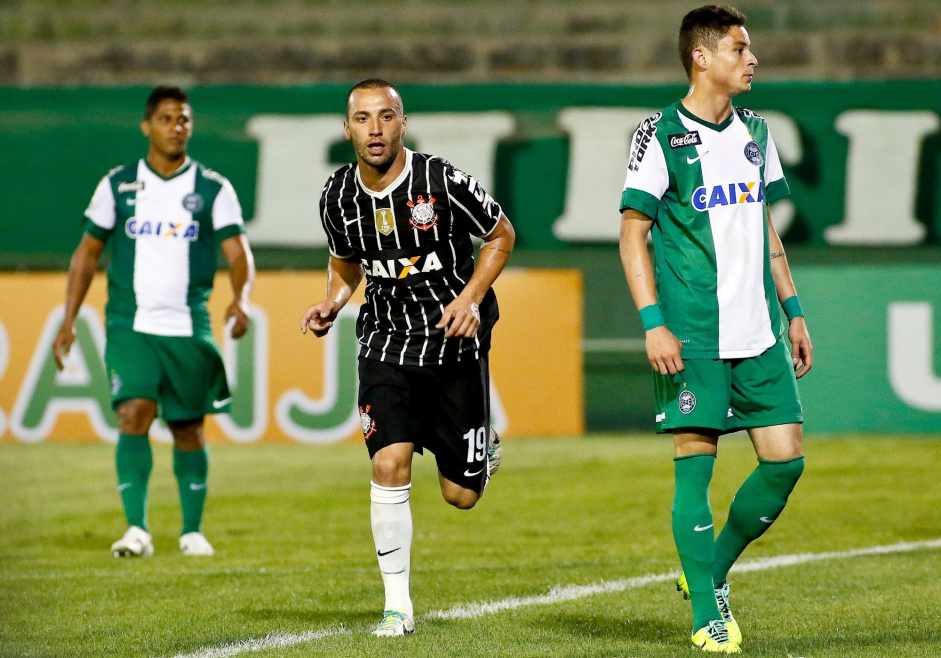 Volante relembra quase ida ao rival e explica preferncia pelo Corinthians