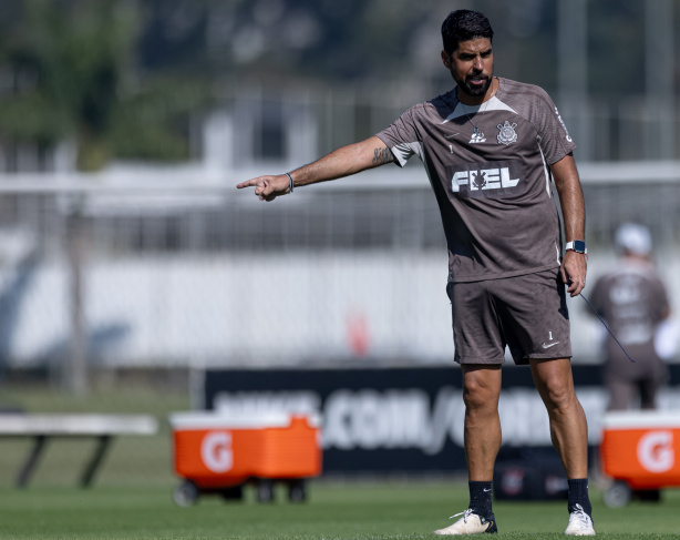 António Oliveira comandou treino do Corinthians nesta sexta-feira