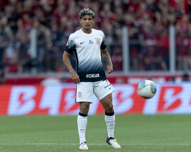 Caetano formou a dupla de zaga ao lado de Cacá diante do Athletico-PR