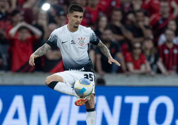 Léo Mana entrou no segundo tempo diante do Athletico-PR
