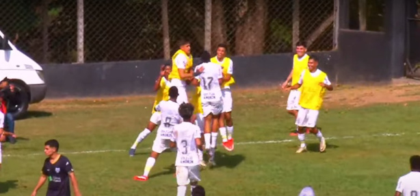 Comemorao da equipe do Corinthians no terceiro gol, marcado por Nicollas, diante do Comercial Tite