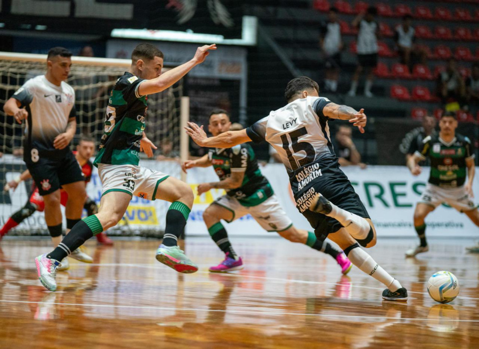 Corinthians encara o Carlos Barbosa em duelo atrasado da Liga Nacional de Futsal