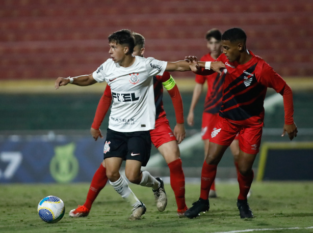 Corinthians sofre gol no último lance e empata com Athletico-PR na estreia do Brasileirão Sub-17