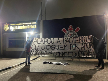 CT Joaquim Grava foi alvo de protestos da torcida do Corinthians na madrugada desta quarta-feira