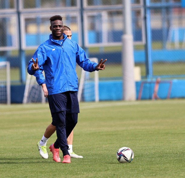 Interino fala de interesse do Corinthians em Balotelli e evita comparações com atuais atacantes