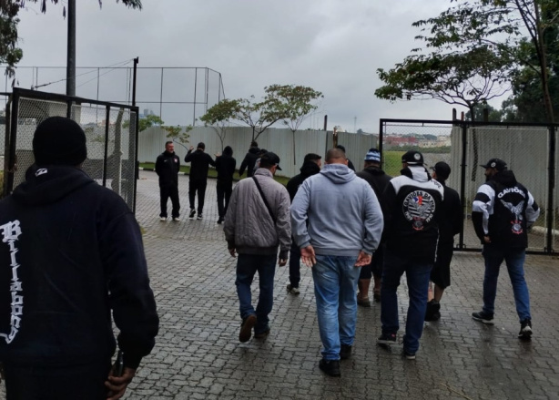 Organizadas se encontram com comiss�o t�cnica, jogadores e diretoria do Corinthians no CT