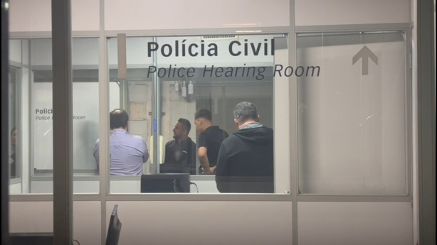 Caio do Valle, de camisa preta e de frente para a câmera, representou Augusto Melo em BH caso de suposta agressão a torcedor do Cruzeiro
