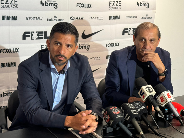 Emiliano e Ramón Díaz durante coletiva do Corinthians