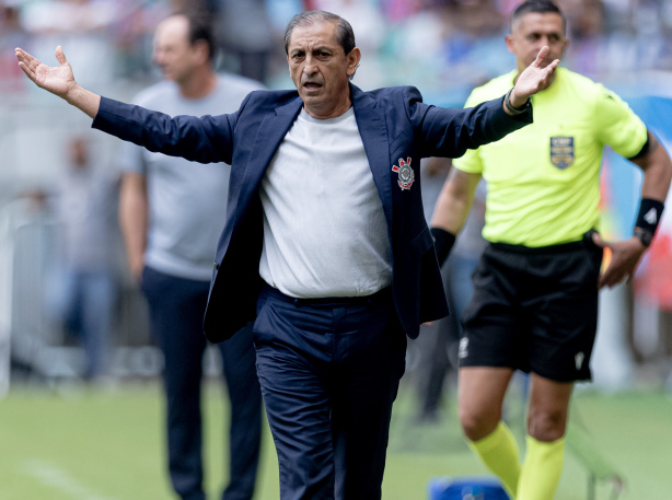 Corinthians ganha do Bahia sem sofrer gols