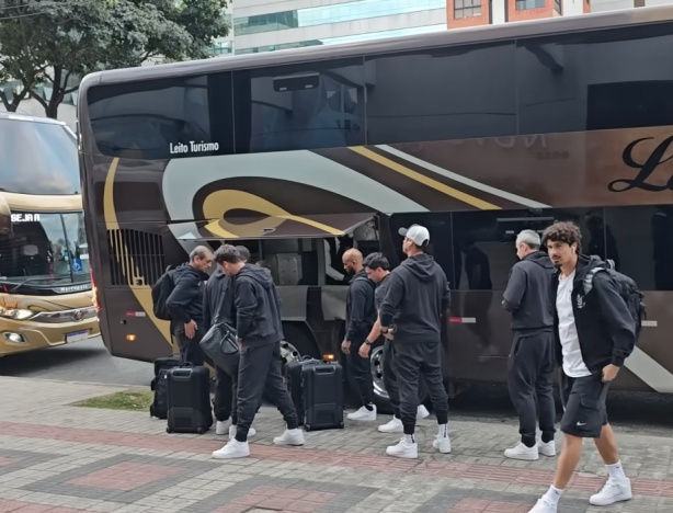 Delegação do Corinthians no desembarque em Belo Horizonte, neste último sábado