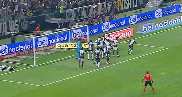 Torcedores reclamam da escolha dos uniformes de Corinthians e Atlético-MG