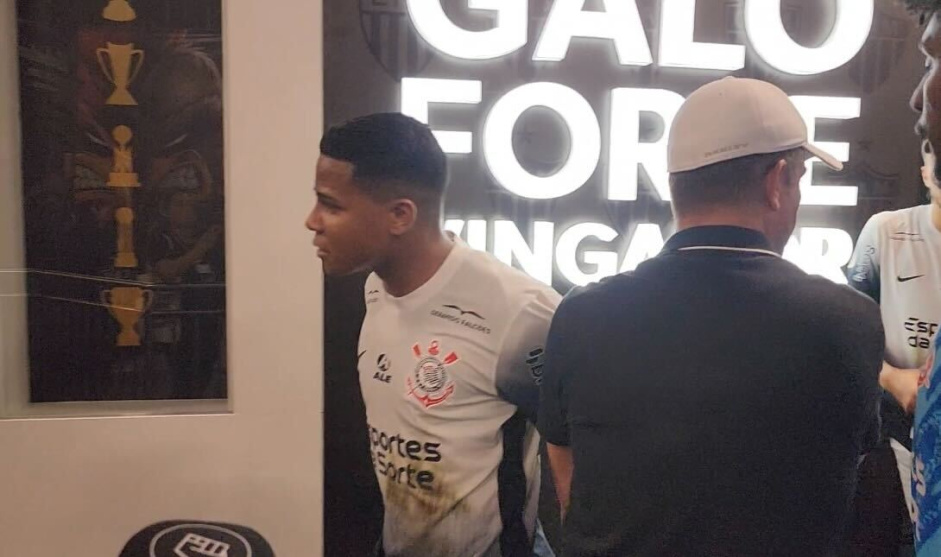 RASGOU XINGAMENTOS! Wesley sai de campo furioso com arbitragem em Atlético-MG x Corinthians